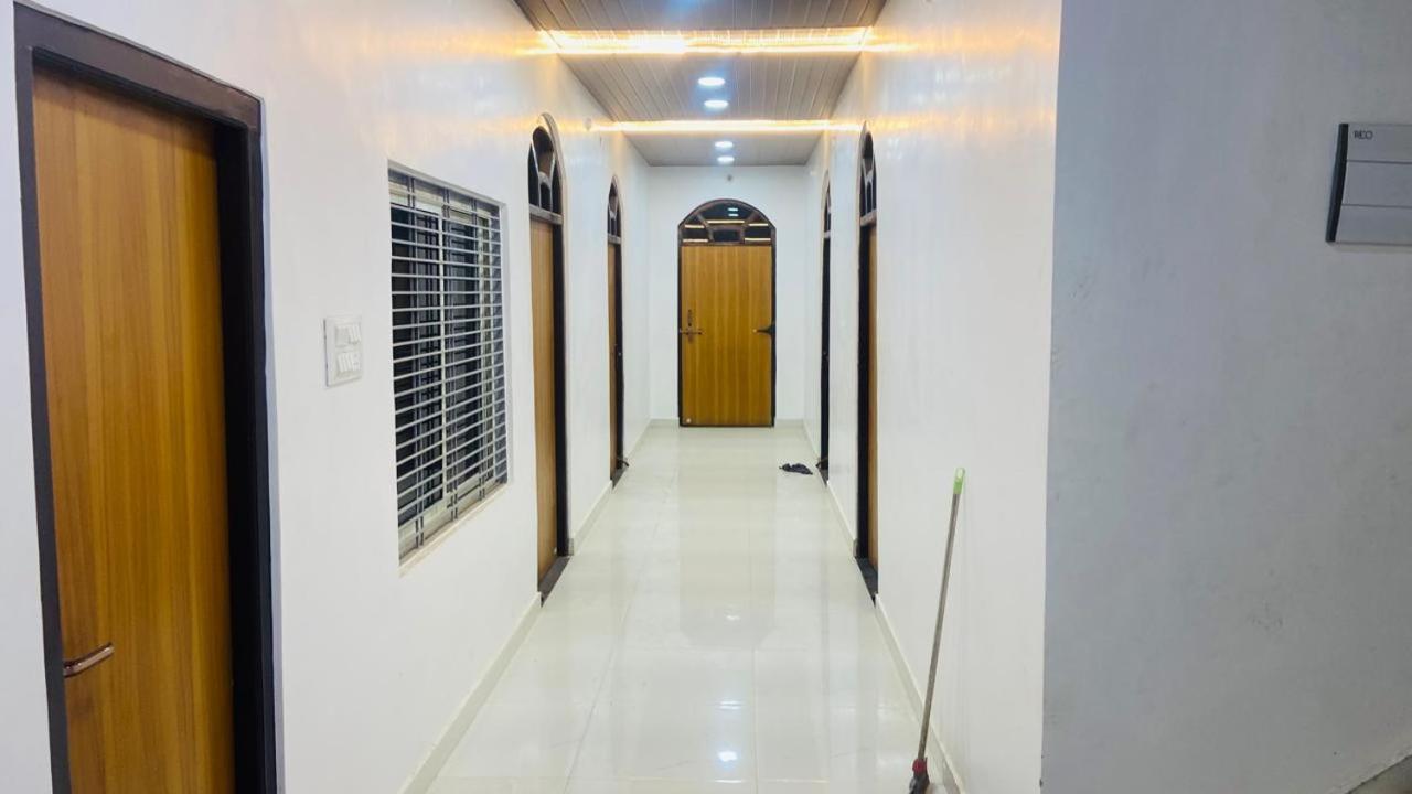 Отель Mandir Saket Bhawan Ayodhya Экстерьер фото